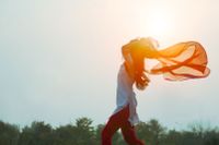 Selbstbewusste freie Frau im Sonnenlicht